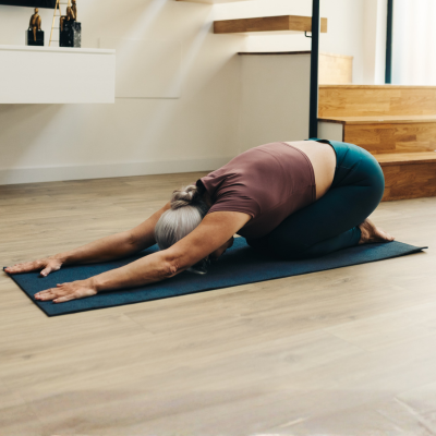 Balasana Yoga y etiramientos que alivian el dolor menstrual